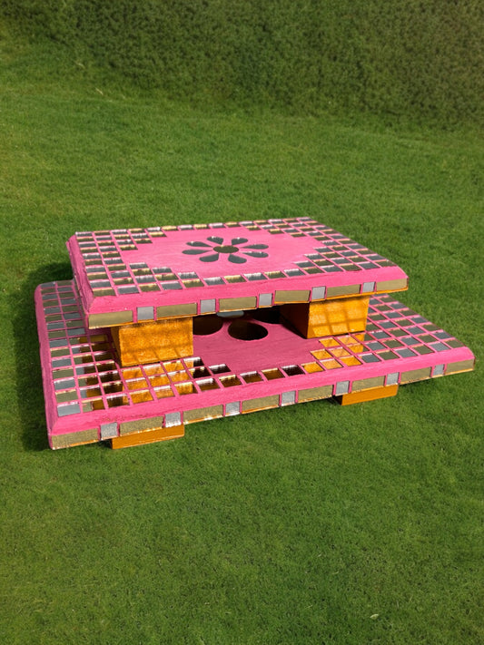 Small maroon chowki